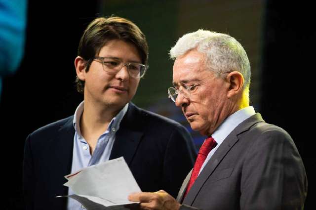 El senador colombiano Miguel Uribe tiroteado en un mítin por un sicario de 15 años