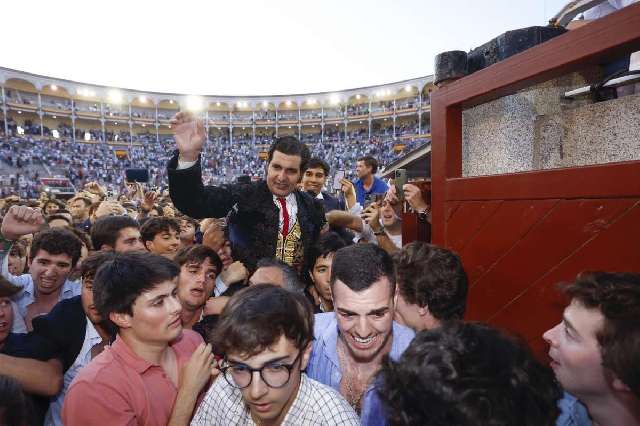 Morante abre la Puerta Grande de Las Ventas con una tanda de naturales para la historia
