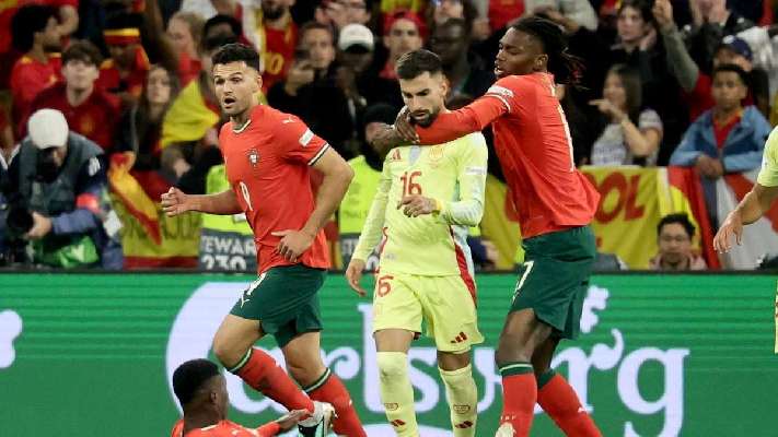 ¡Inaudito! Perdonan la expulsión a un jugador de Portugal después de coger del cuello a Baena