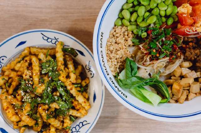 Los fideos más anchos y virales de Xi’an ya se sirven en Chamberí: Biáng Biáng Bar abre en Vallehermoso