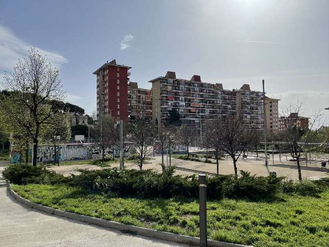 La renta 'real' en Barcelona cae un 2,6% y se dispara la brecha entre barrios