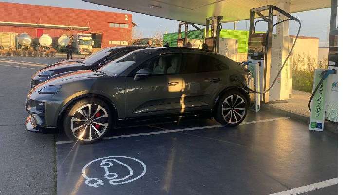 La red de recarga eléctrica de alta potencia crece un 60% en lo que va de año