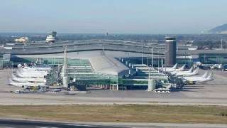 Un matrimonio abandona a su hijo en El Prat con el pasaporte caducado y se va de vacaciones sin él