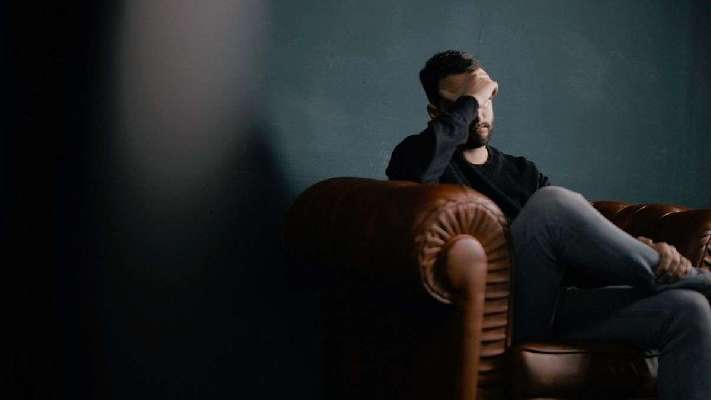 Un especialista en primeros auxilios explica tres sencillos movimientos para evitar desmayos