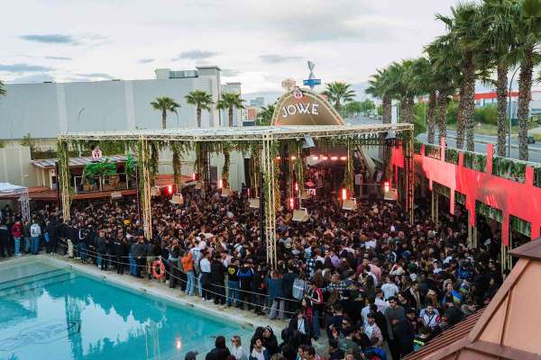 Llega el verano a Jowke: la discoteca tropical al aire libre de Madrid que fue escenario de la serie Élite de Netflix