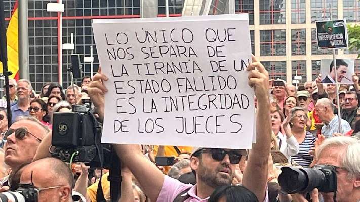 Jueces hartos, salas paradas y un duro manifiesto: 