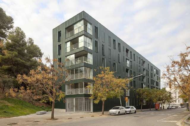 Collboni se alía con Junts para rebajar la reserva del 30% de vivienda social de Colau