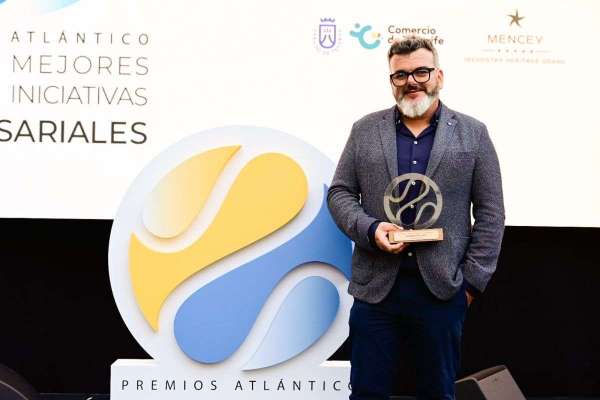 Alexis Amaya, fundador de Dormitorum, recibe la Mención Especial al Directivo del Año en los Premios Atlántico Hoy