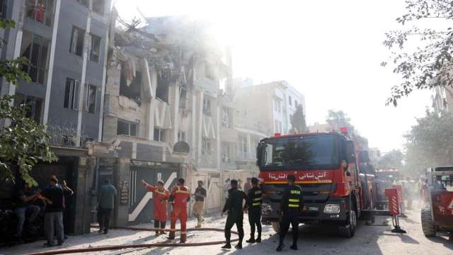 Israel bombardea instalaciones militares y nucleares en Irán y mata al jefe de la Guardia Revolucionaria