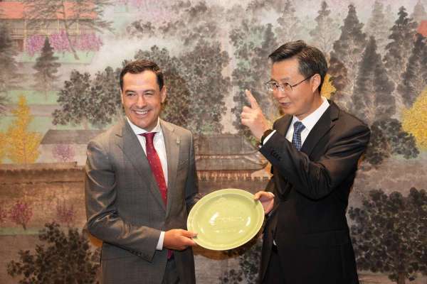 Juanma Moreno afianza con el “número dos” chino una alianza comercial e inversora en Andalucía