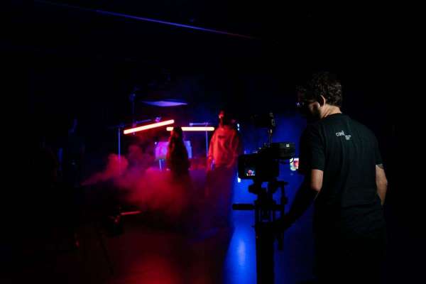 Las inversiones millonarias de plataformas como Netflix podrían triplicar el empleo audiovisual, según expertos