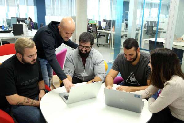 Indra Group busca actualmente más de 2.400 profesionales tecnológicos en toda España