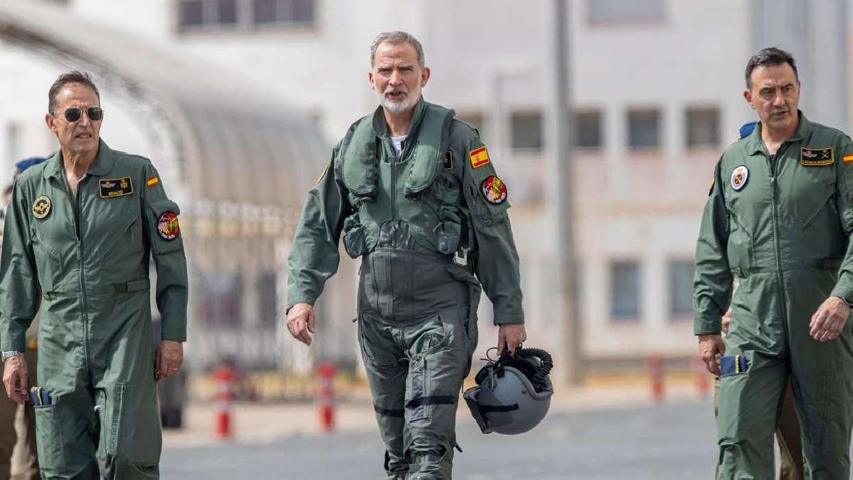 Rey Felipe con el uniforme de piloto - EFE/ Marcial Guillén