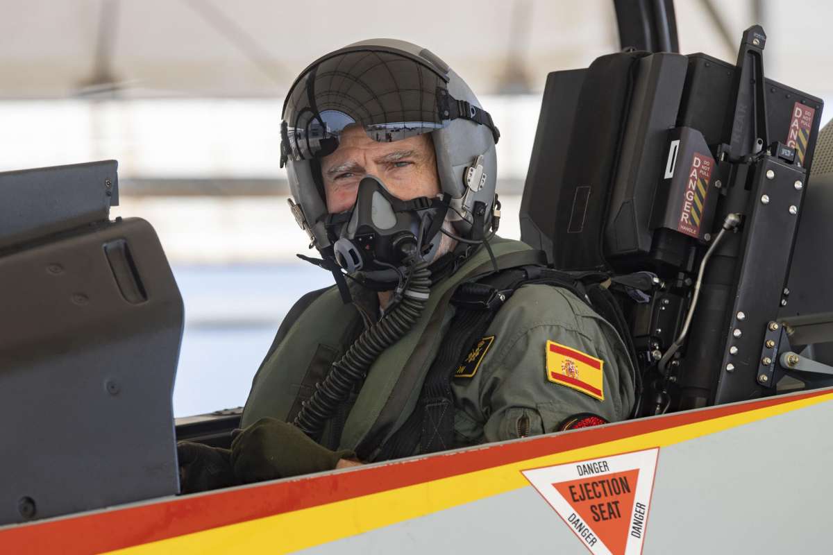 Rey Felipe con el uniforme de piloto