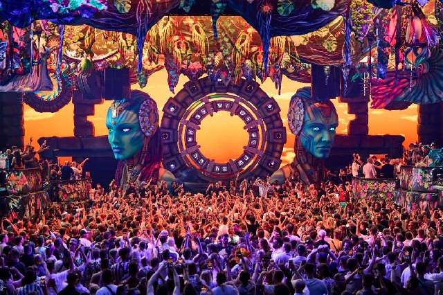 Todo sobre elrow en Ibiza 2025: DJs, fechas y por qué todo el mundo habla de [UNVRS]