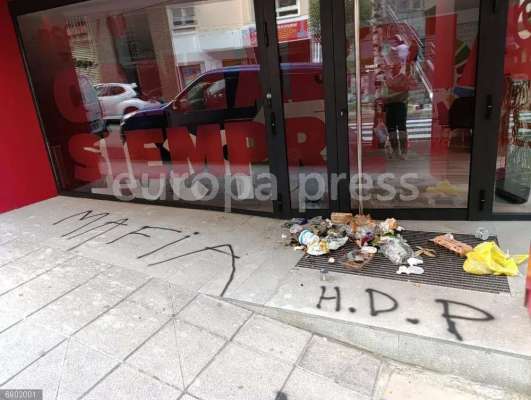 Vandalizan la sede del PSOE de Cantabria con pintadas y basura