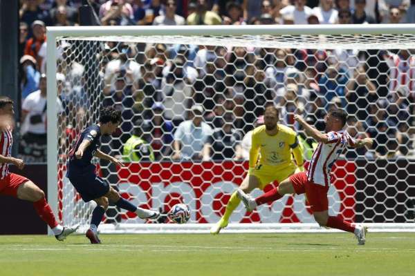 El árbitro del PSG-Atlético estrena el VAR con micrófono para todo el estadio: 
