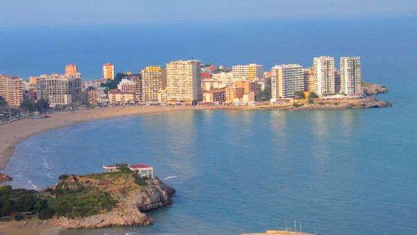 Alquila una villa en Oropesa a 100 metros de la playa: 4 habitaciones y 69 euros la noche