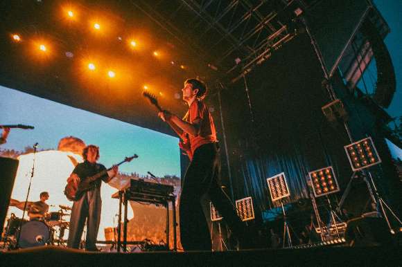 Parcels en las Noches del Botánico: un viaje energético y mágico a los 70 en Madrid
