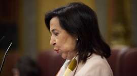 Robles, acorralada por los socios de Gobierno, asegura que no ha cerrado acuerdos de defensa con Israel