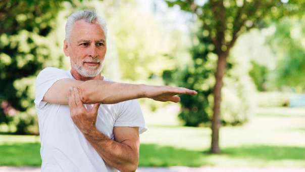 El ejercicio que debes practicar a partir de los 60 años porque reduce el riesgo de demencia y la presión arterial