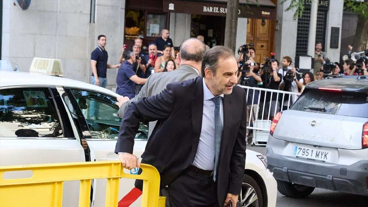 Viajes, hoteles y regalos: los gastos sin justificar de Ábalos para su familia y parejas superaron los 40.000 euros