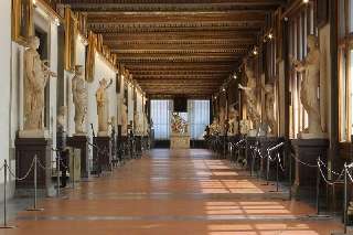 La Galería Uffizi de Florencia pone restricciones a los selfies y memes en sus salas 