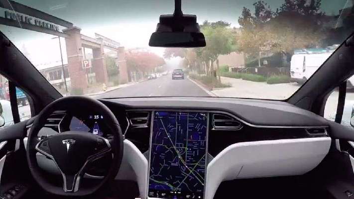 Las horas bajas de Tesla: de caída de ventas a problemas ahora con sus 'robotaxis'