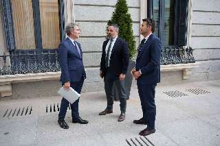 Feijóo y Abascal acercan posturas en plena crisis del Gobierno por los escándalos de corrupción