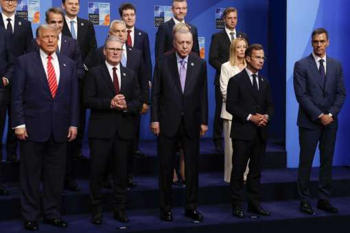 Pedro Sánchez, descolgado en la foto de familia de la Cumbre de la OTAN y entre críticas de Italia, Dinamarca y EEUU