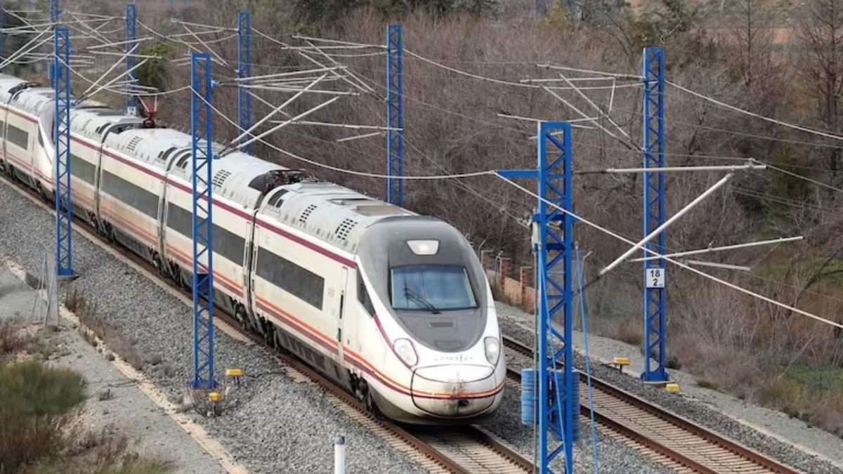 Renfe corta la línea Madrid-Andalucía tras el incendio de un tren en Ciudad Real