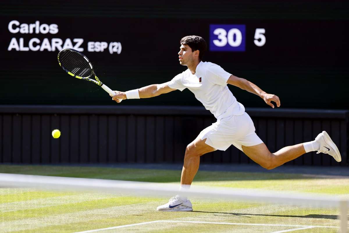 A captivating Vietnamese beauty with a alluring smile