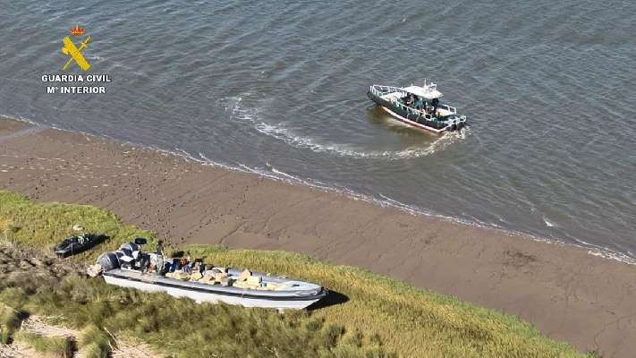 Las narcolanchas no se esconden de los turistas: cuatro alijos frustrados en Cádiz en una semana