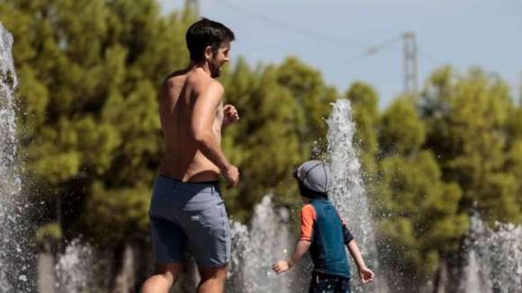 La Justicia europea multa a España por el retraso en la ampliación de los permisos parentales