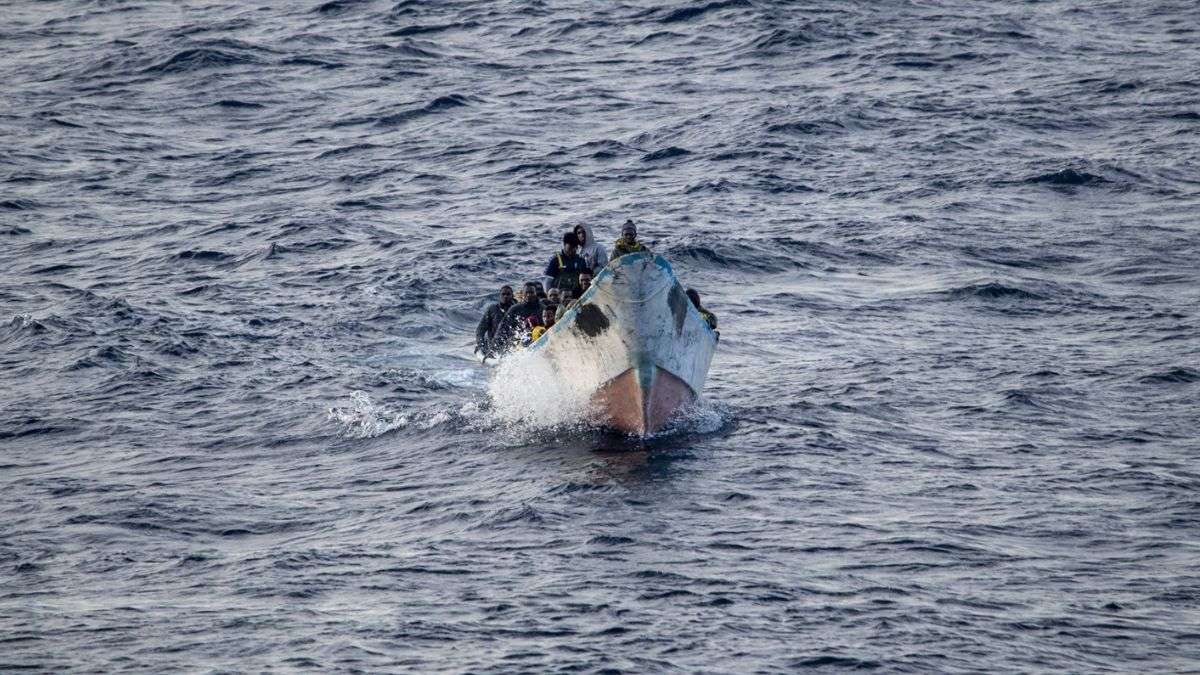 Mueren siete personas tras naufragar dos pateras en Almería