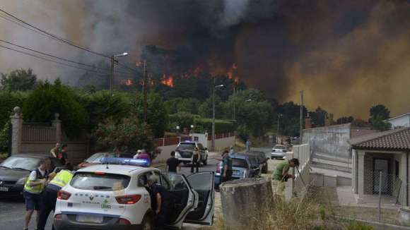 Miles de evacuados, dos muertos y 14 incendios activos en un total de 7 comunidades