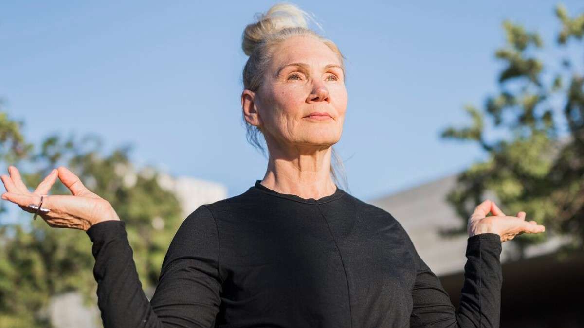 Yoga para mayores de 65 años: beneficios y cuatro asanas para una mayor flexibilidad y fuerza
