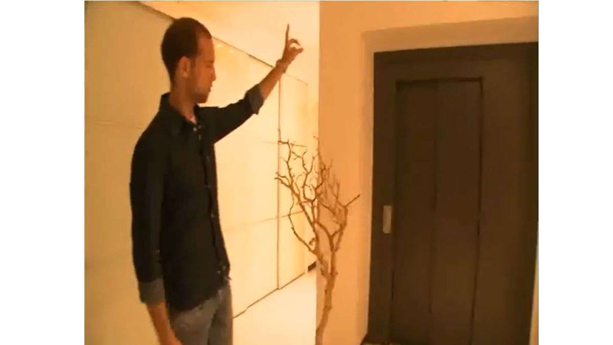 La casa tiene un ascensor que va hasta la cuarta planta