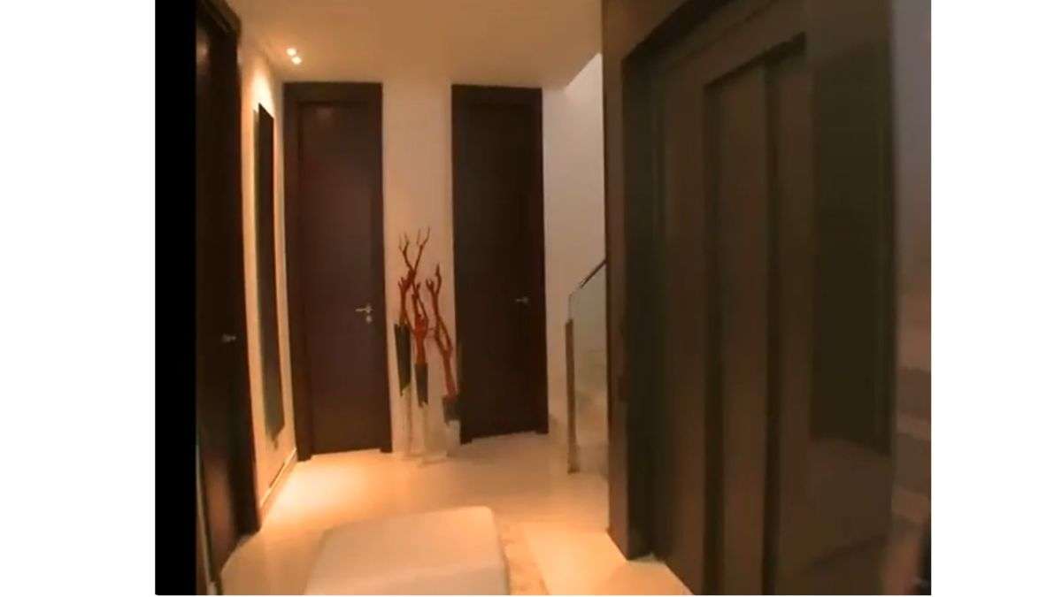 La entrada de la casa y el ascensor