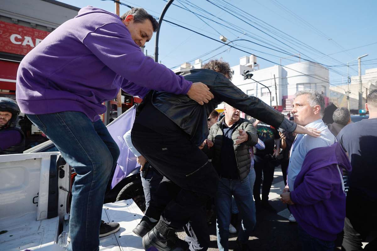 Evacúan a Milei y a su hermana tras sufrir un lanzamiento de objetos en un acto electoral