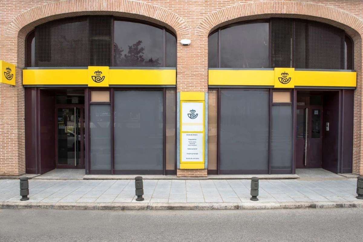 Correos adelanta la vuelta del horario de invierno por el caos en las oficinas