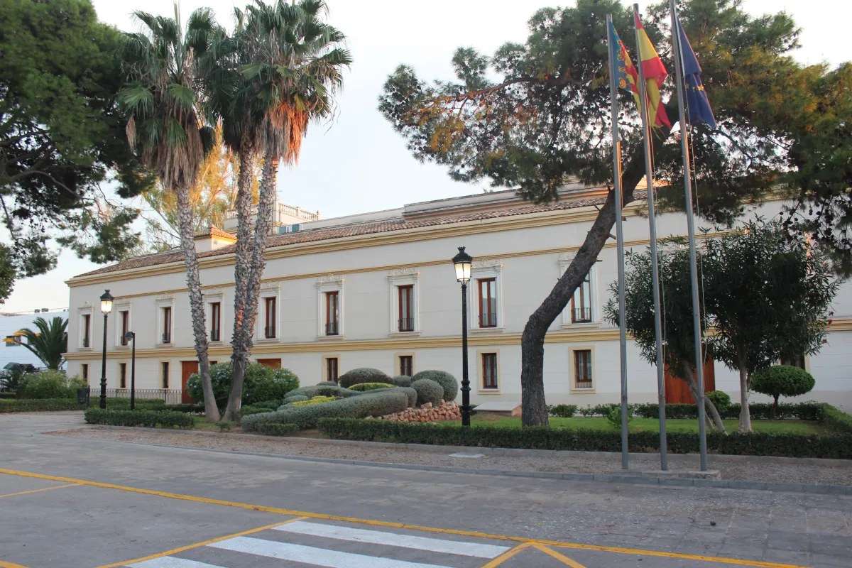 Ratas en el agua, baldosas sueltas y niños en peligro: la piscina de Moncada sonroja al PSOE valenciano
