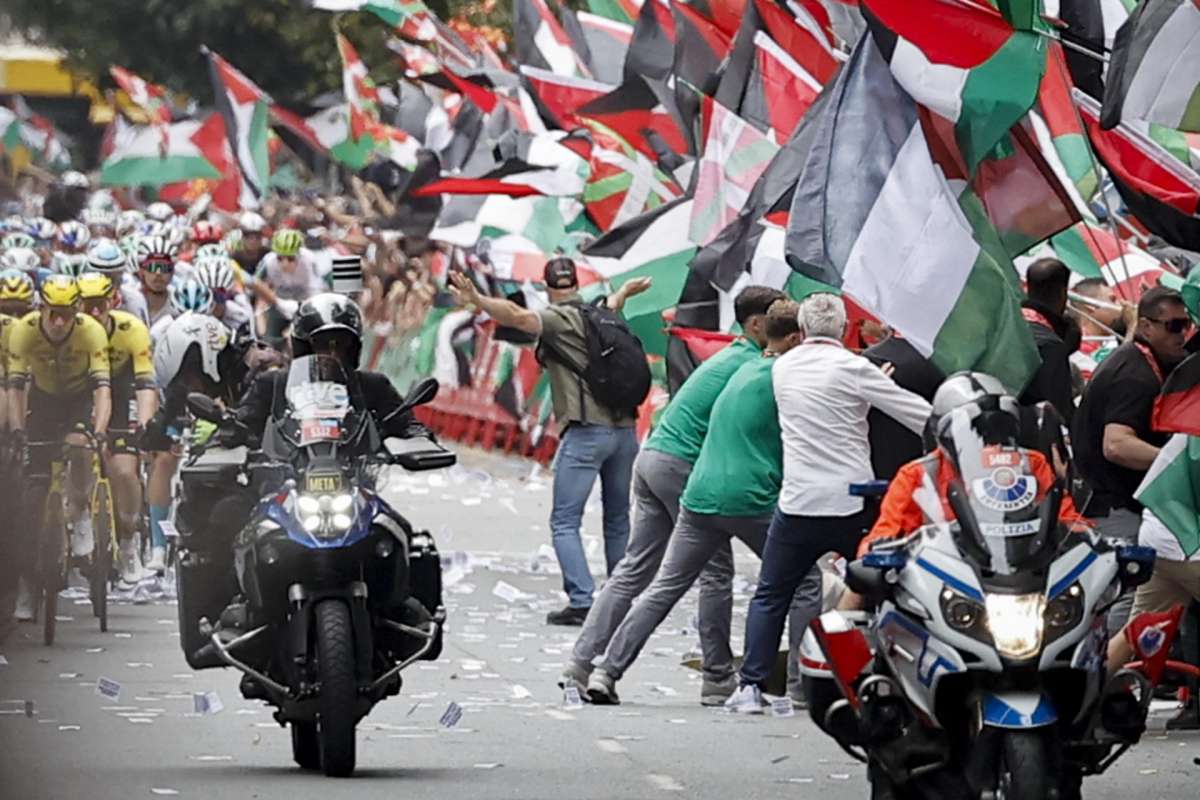 Los ertzaintzas acusan al Gobierno vasco de dejarles sin material antidisturbios ante el caos de la Vuelta ciclista