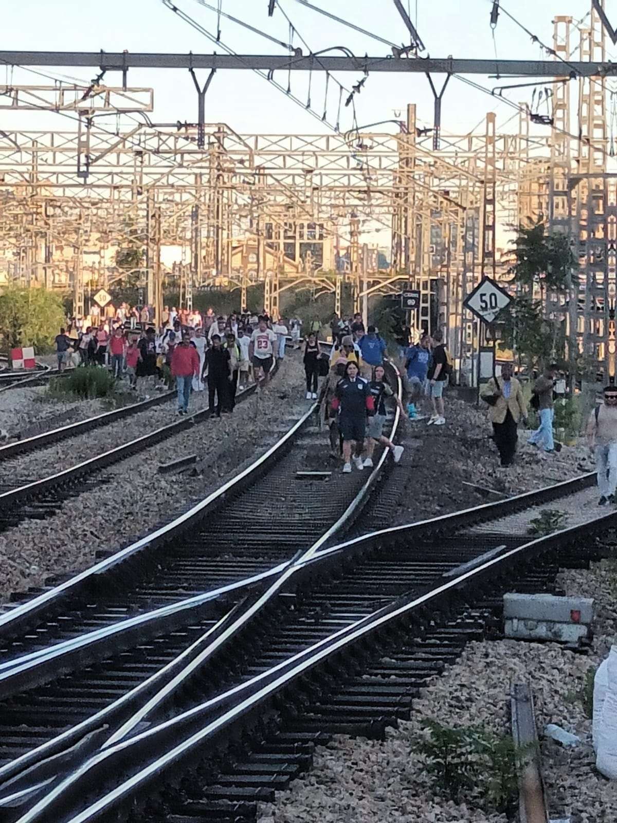 Caos en Atocha: una avería paraliza los trenes una hora y las vías se llenan de pasajeros