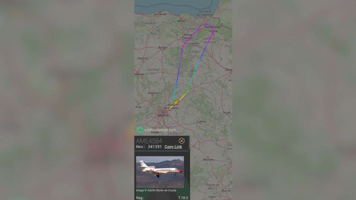 Un problema en el avión de Sánchez cuando viajaba a París le obliga a regresar a Madrid