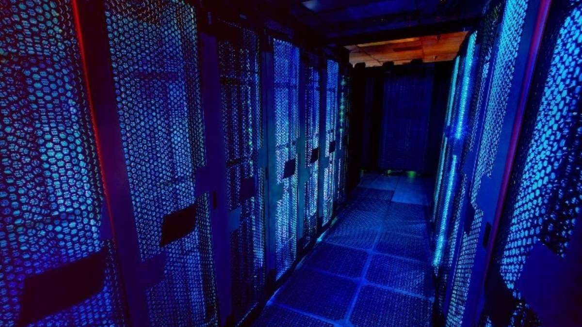 Los centros de datos denuncian la burocracia del Gobierno para retrasar los permisos: "Todo por fastidiar a Ayuso"