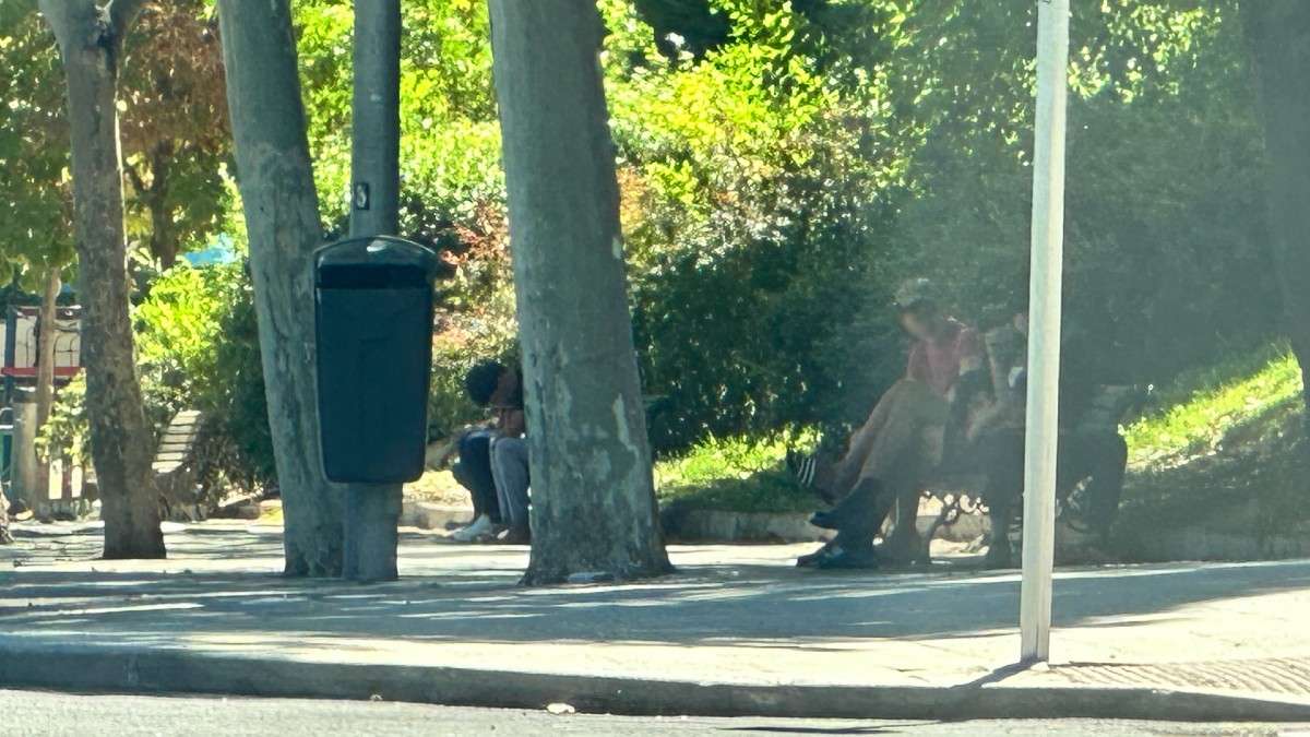 Una ‘entente vecinal’ ante los centros de menas: los mayores piden compañía para no estar solos en las calles