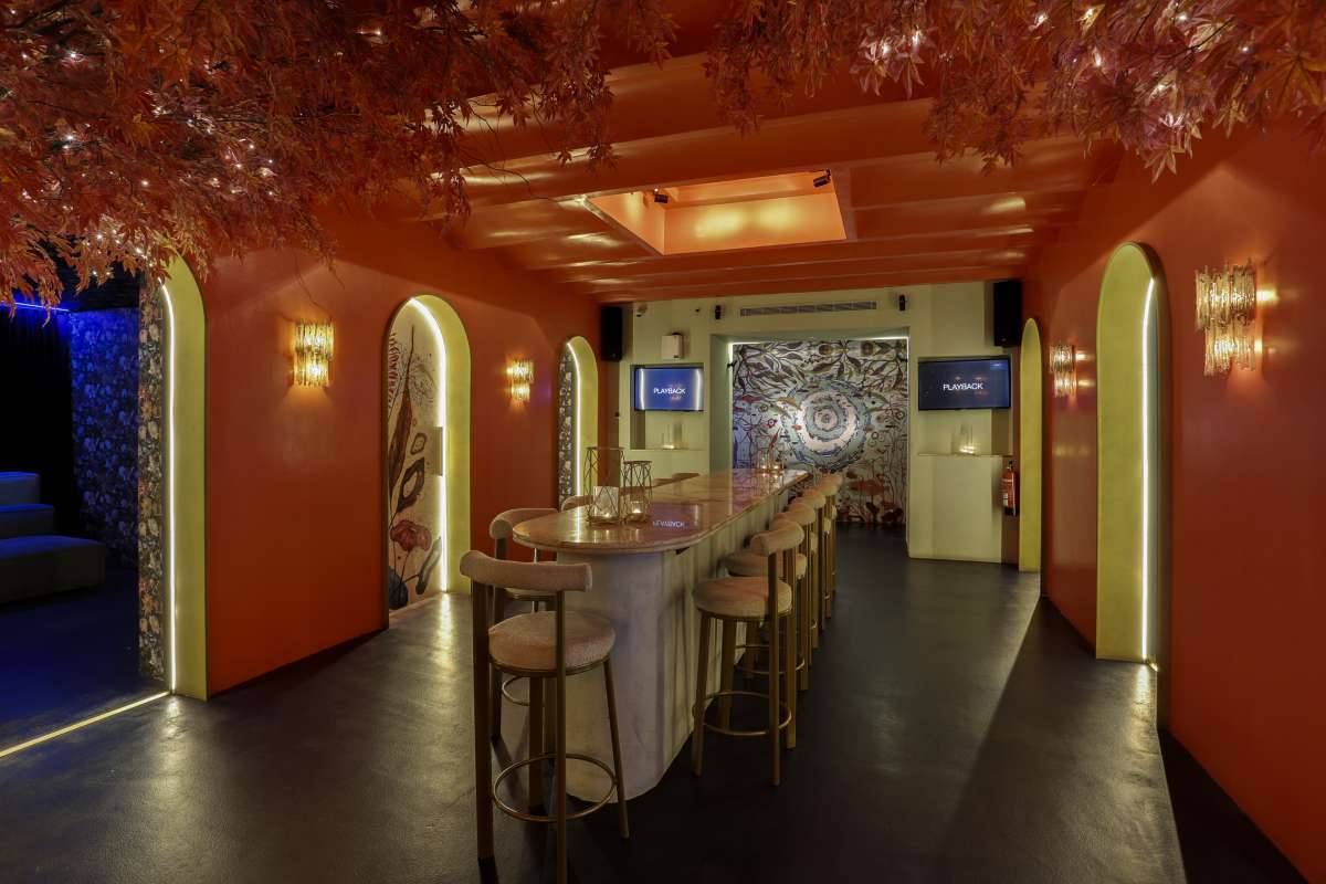El karaoke clandestino que arrasa en Madrid: acceso inesperado por una tienda y salas privadas