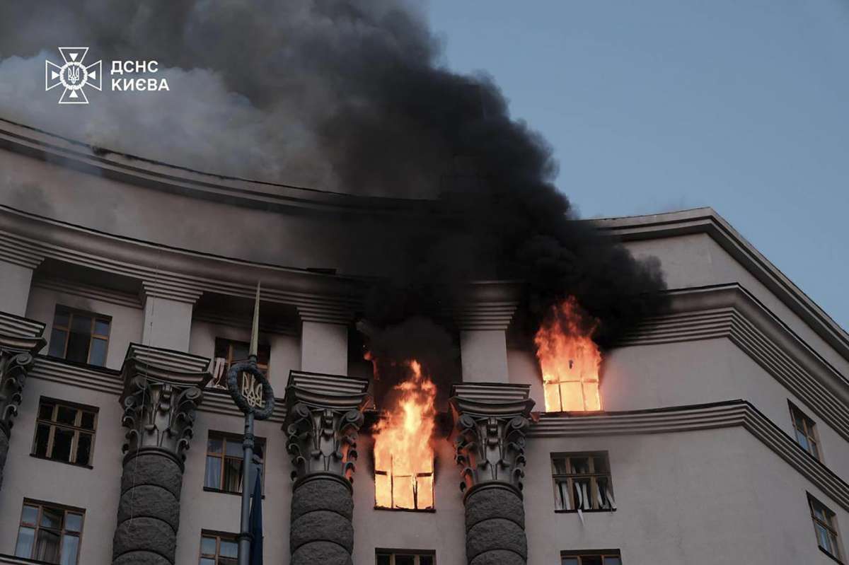 Rusia bombardea la sede del Gobierno de Ucrania y mata a dos personas