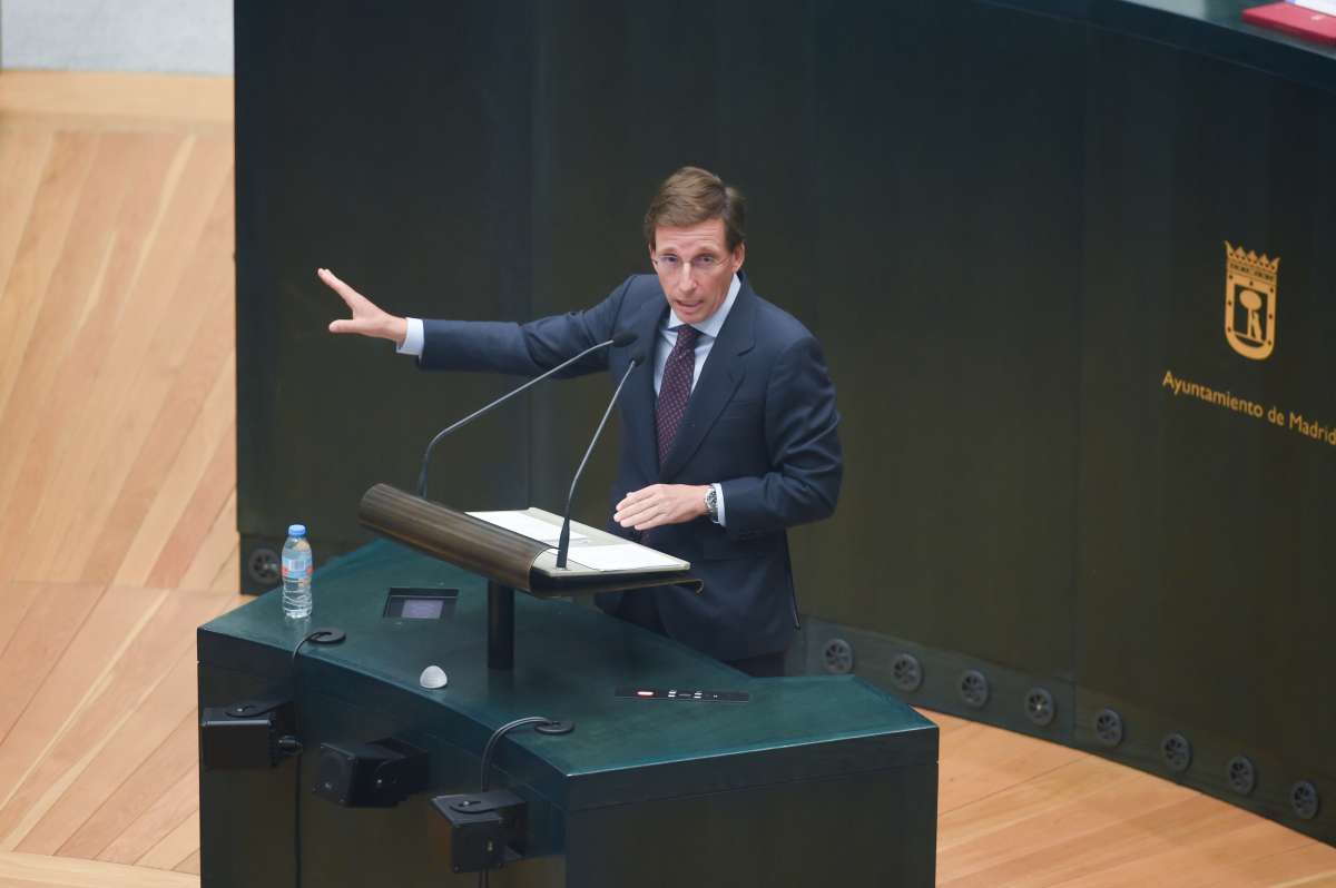 Almeida contrapone su gestión a la de Sánchez, a quien acusa de "desleal" y de "cronificar el subsidio"